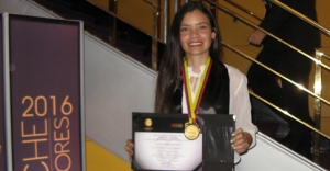MEN premia a egresada de medicina de Univalle