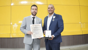 Profesor Andrés Manuel Díaz Hung recibe la Orden Independencia Vallecaucana en el Grado Cruz de Caballero