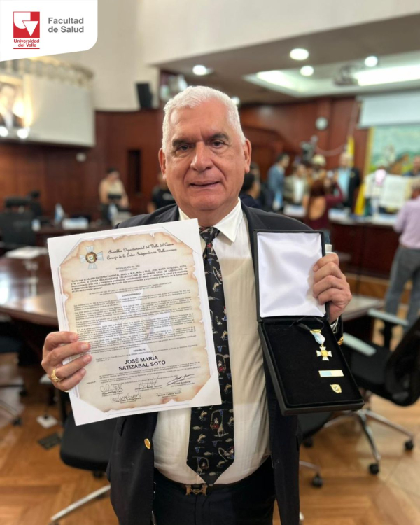 Profesor José María Satizábal Soto recibe la Orden Independencia Vallecaucana en el Grado Cruz de Caballero