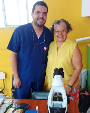 Un microscopio donado a la Institución Educativa Multipropósito abre nuevas oportunidades para la investigación escolar