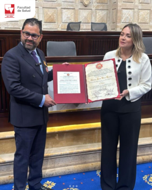 Orden de la Democracia “Simón Bolívar” en el grado Cruz Oficial otorgada a egresado destacado