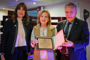 Profesor jubilado Luis Eduardo Bravo recibe condecoración de la Liga Colombiana Contra el Cáncer