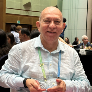 Profesor Juan Carlos Velásquez Valencia obtiene el Premio Presidente de la IEA 2024