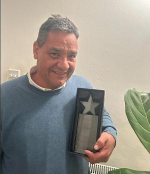 Egresado de Terapia Ocupacional obtiene reconocimiento como mejor profesional de salud del 2023 en el Reino Unido